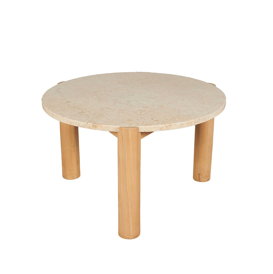 Mesa auxiliar redonda con tapa de piedra natural clara y base de tres patas cilíndricas de madera, diseño escandinavo sobrio ideal para interiores serenos. Boutique Interiorismo.