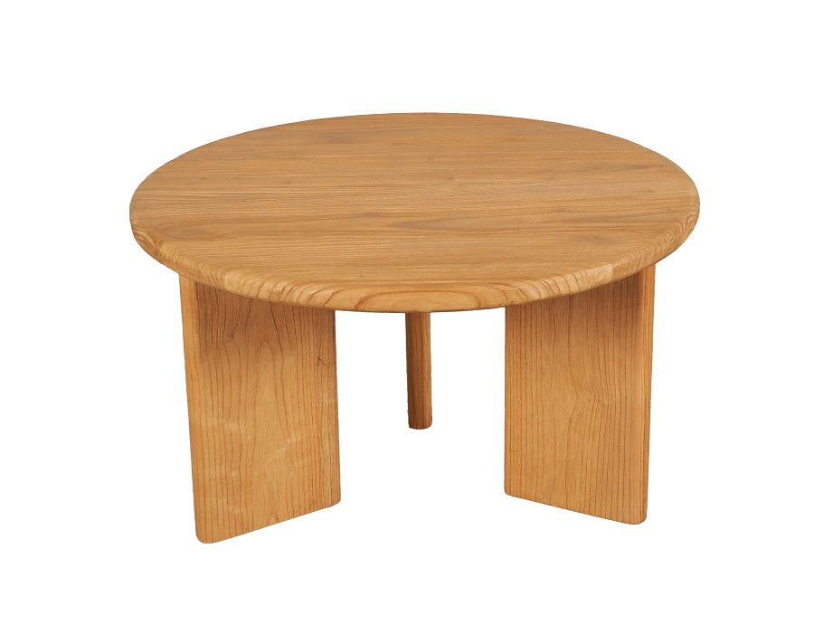 Mesa de centro redonda con tapa de madera natural y base de tres patas planas, diseño escandinavo funcional ideal para salones modernos. Boutique Interiorismo.