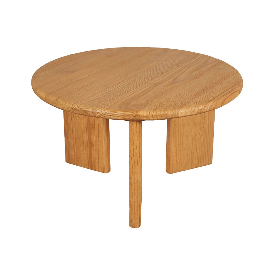 Mesa de centro redonda con tapa de madera natural y base de tres patas planas, diseño escandinavo funcional ideal para salones modernos. Boutique Interiorismo.