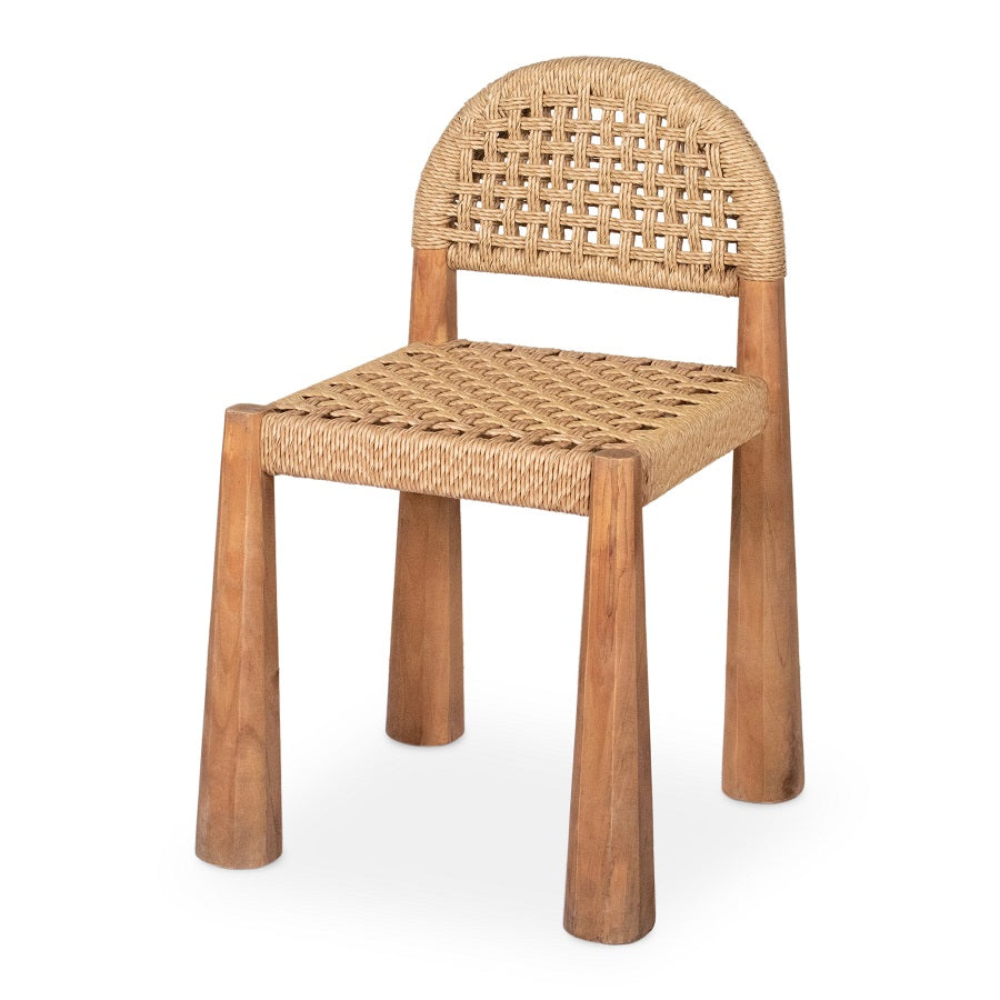 Silla de comedor con respaldo curvo y asiento de cuerda trenzada sobre estructura de madera natural. Diseño artesanal escandinavo ideal para interiores cálidos. Boutique Interiorismo.
