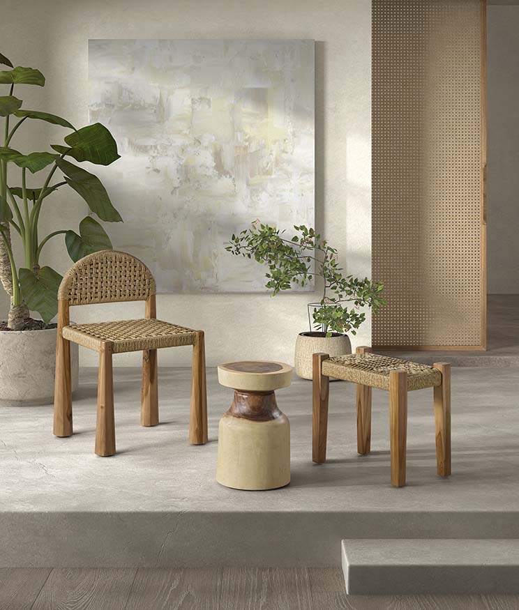 Silla de comedor con respaldo curvo de madera y asiento tapizado en tono neutro, diseño ergonómico y acogedor ideal para espacios cálidos y elegantes. Boutique Interiorismo.