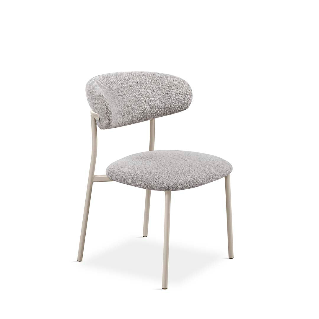 Silla tapizada en bouclé gris claro, respaldo redondo y estructura beige metálica – Boutique Interiorismo.