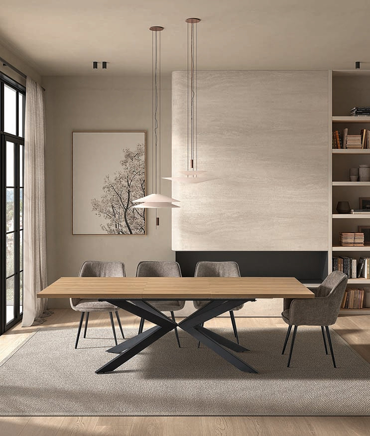 Mesa de comedor fija rectangular con tablero de madera de roble y estructura metálica negra en forma de doble U, diseño industrial robusto ideal para comedores modernos y funcionales. Boutique Interiorismo.
