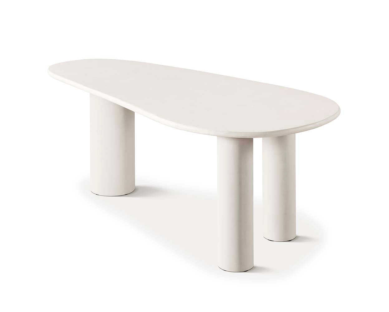 Mesa de comedor rectangular con superficie porcelánica blanca veteada y base escultórica de madera clara, perfecta para espacios de diseño moderno y luminoso. Boutique Interiorismo.