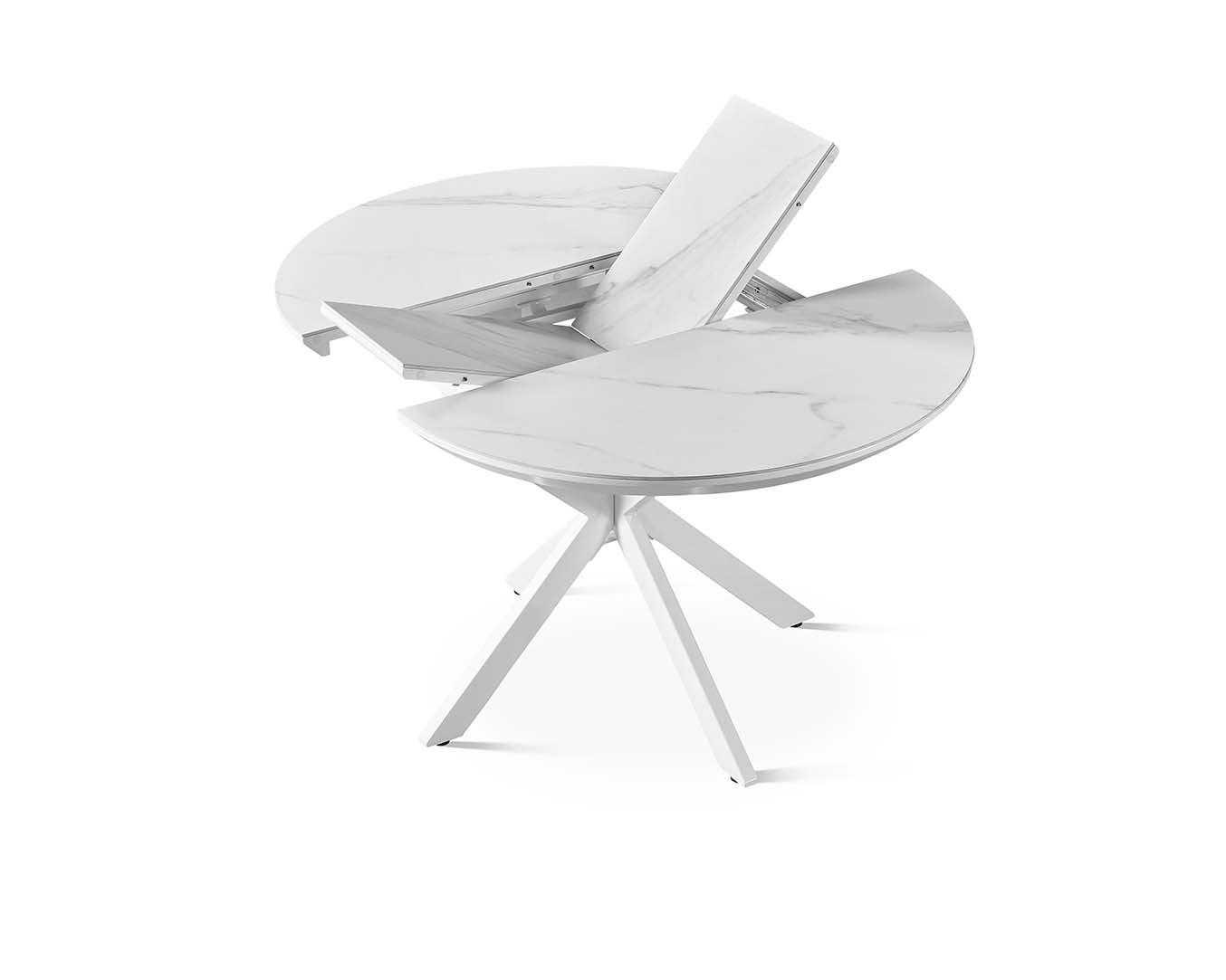 Mesa de comedor extensible con tablero porcelánico blanco veteado y base central de madera en forma geométrica, una pieza de diseño moderno ideal para comedores sofisticados. Boutique Interiorismo.