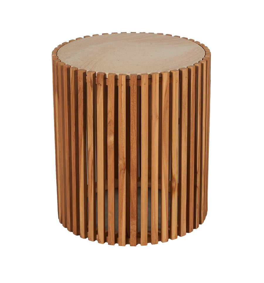Mesa auxiliar redonda de listones verticales en madera natural con sobre macizo – estilo japandi ligero y sofisticado, disponible en Boutique Interiorismo.