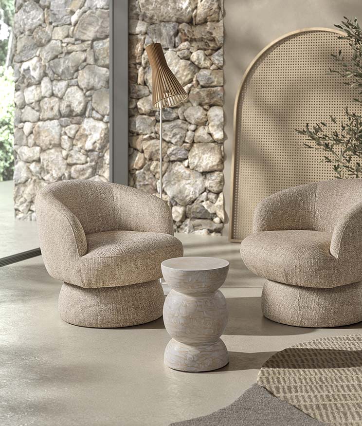 Mesa auxiliar de mármol blanco en espacio de salón moderno con sillones curvos y luz natural – diseño sofisticado para interiores de Boutique Interiorismo