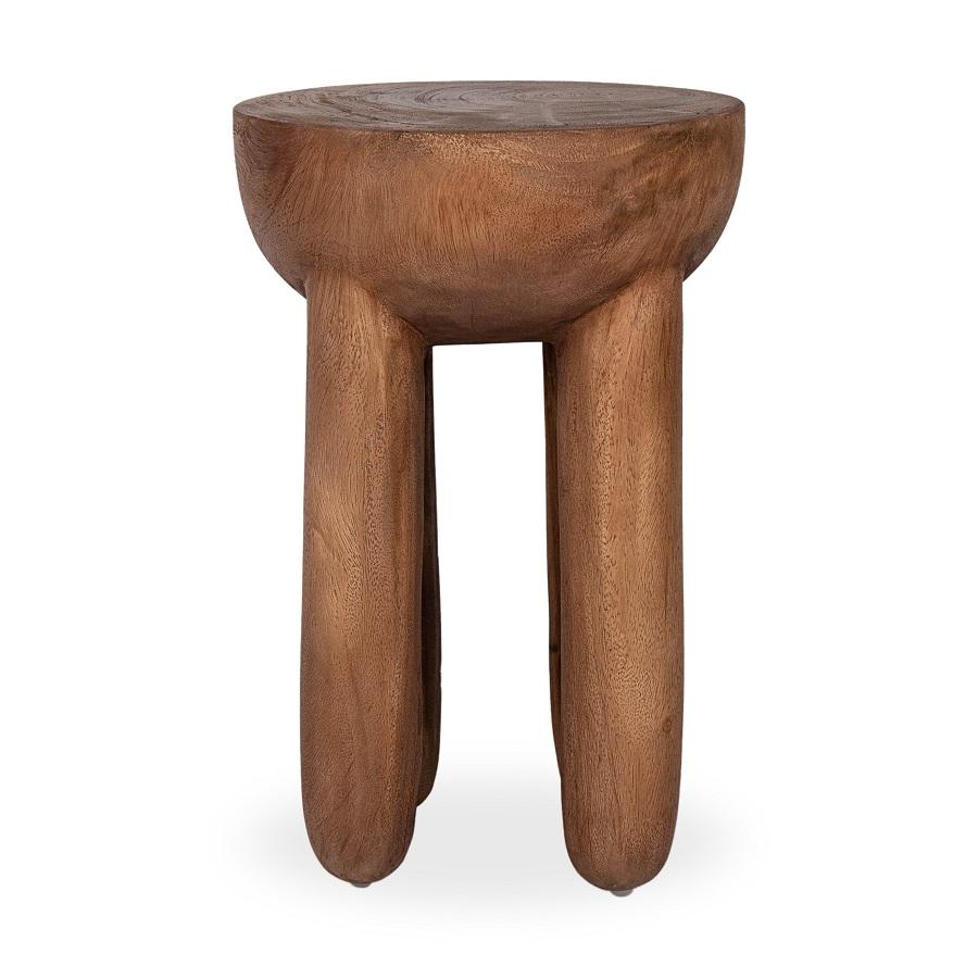 Mesa auxiliar de madera nogal con forma orgánica y acabado artesanal, diseño decorativo y funcional ideal para espacios con estilo cálido y contemporáneo. Boutique Interiorismo.