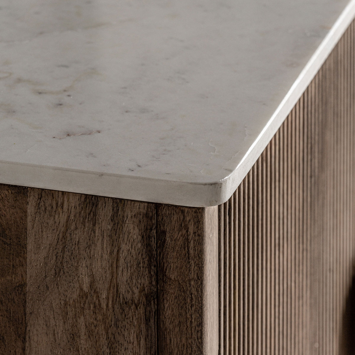 Detalle del canto del sobre de mármol blanco sobre la estructura de madera del Buffet ZERF