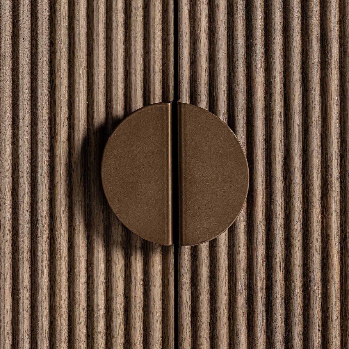 Detalle del tirador circular en acabado bronce del Buffet ZERF