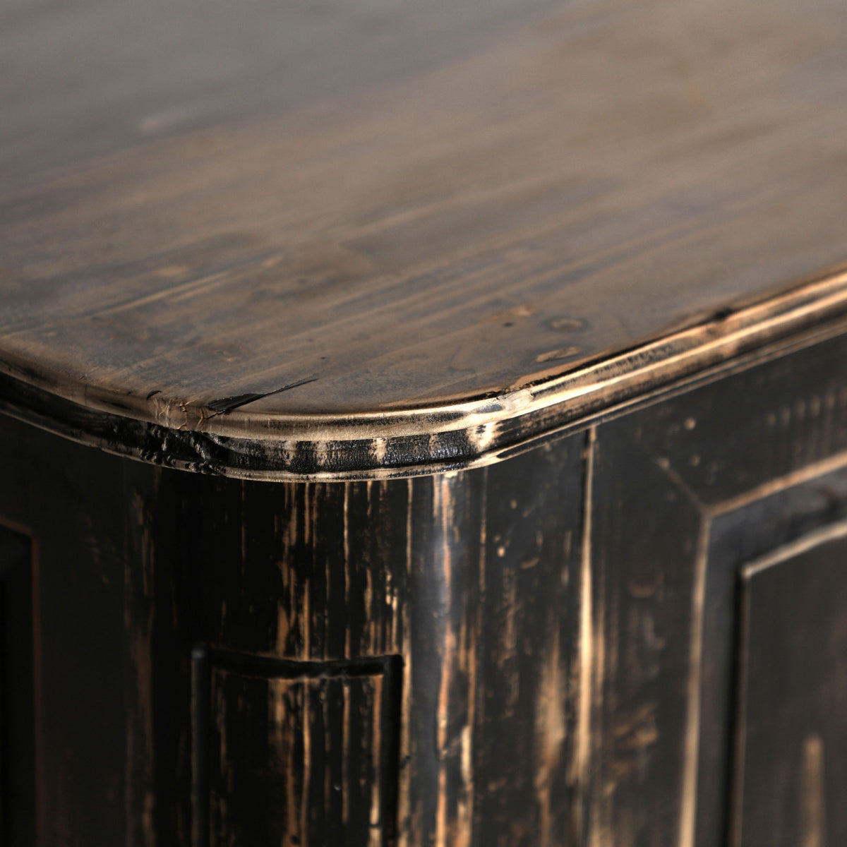 detalle curvo del lateral con paneles moldurados y tacto texturizado.