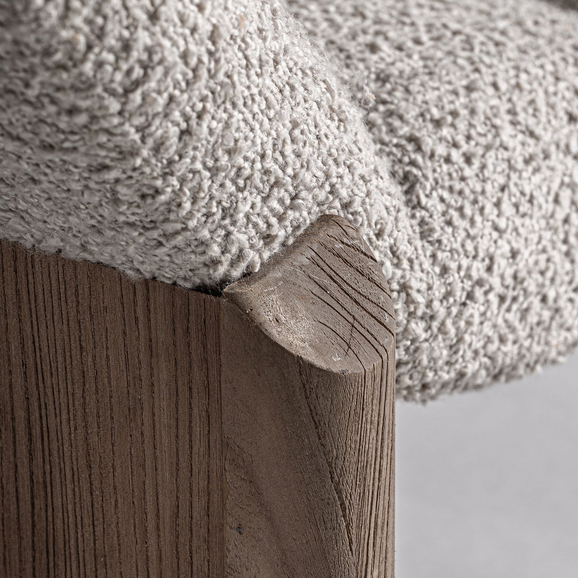 Unión del tapizado con la base de madera de roble. Acabado artesanal y elegante.