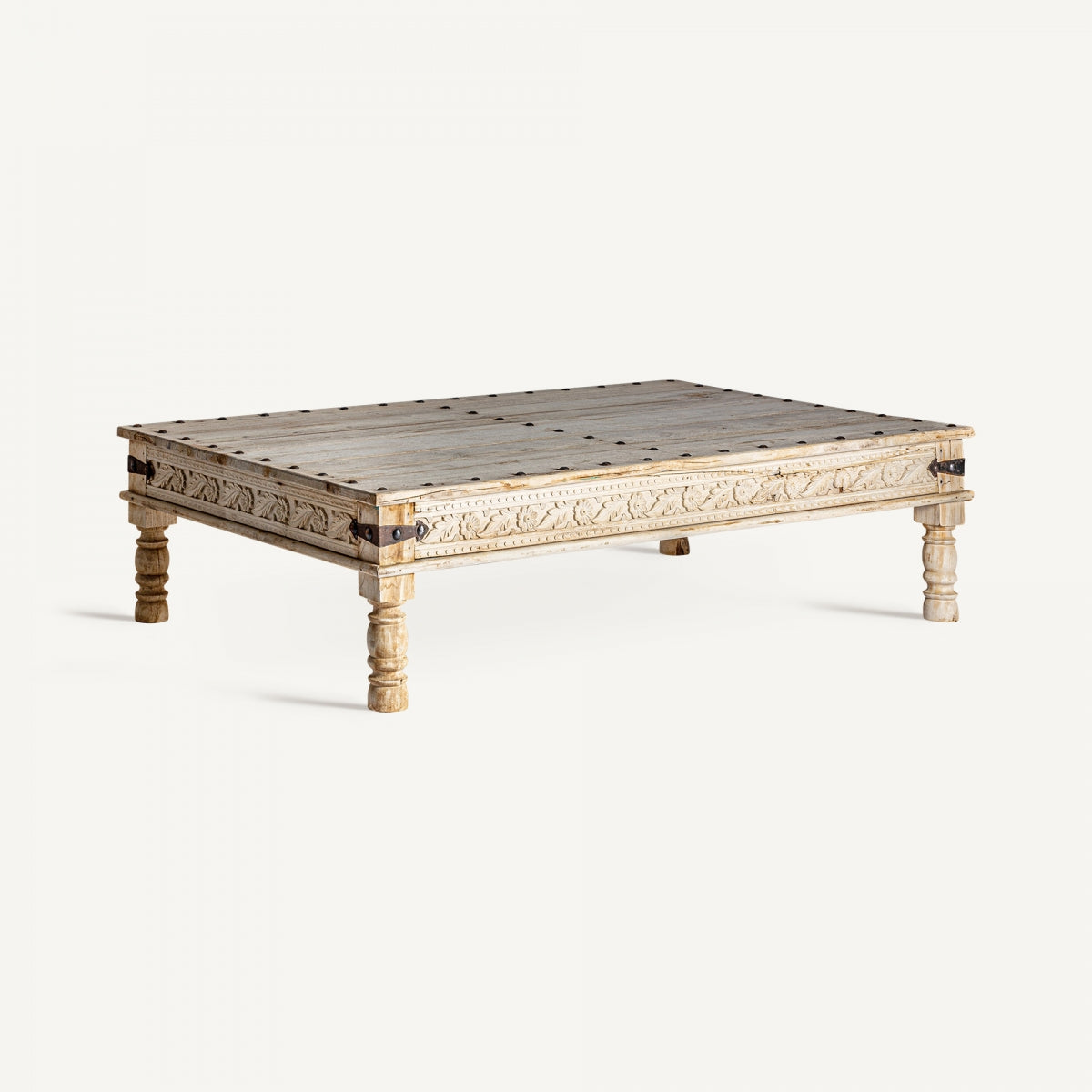 Textura de la superficie con remaches metálicos sobre madera clara, mesa de centro CHIAYI.