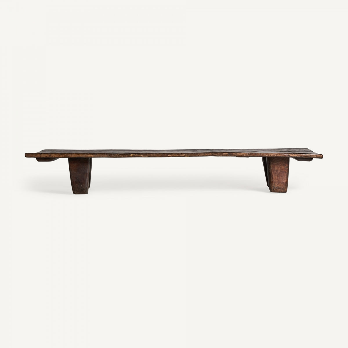 Mesa de centro baja estilo étnico en madera oscura maciza | diseño artesanal y robusto | boutique_interiorismo-vical