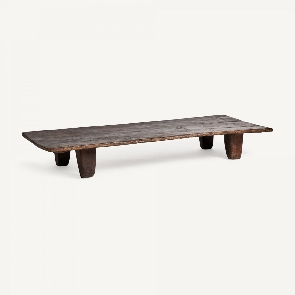 Mesa rectangular baja con patas anchas en madera envejecida | pieza rústica con esencia tribal | boutique_interiorismo-vical