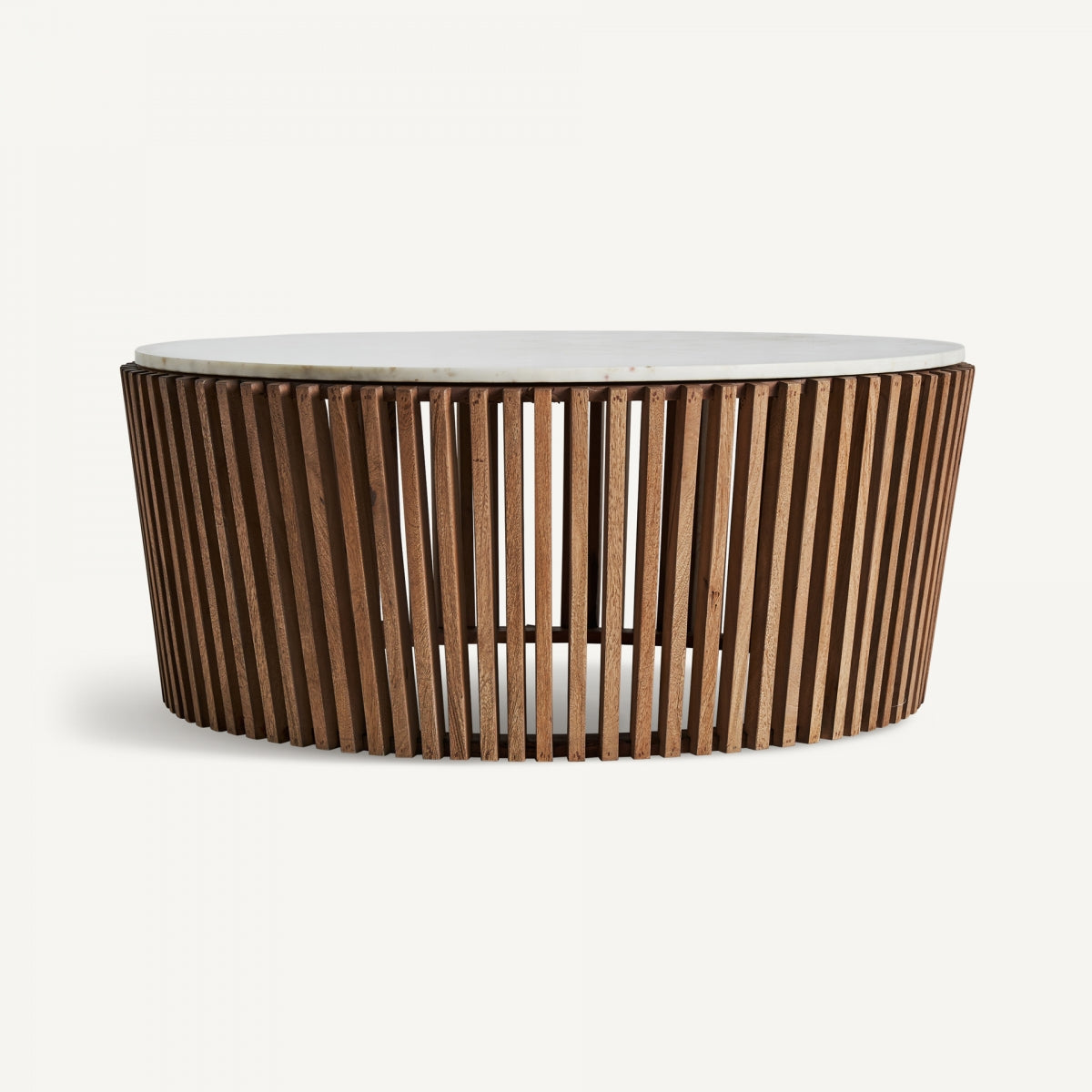 Mesa de centro redonda con estructura de lamas de madera y tablero de mármol blanco veteado