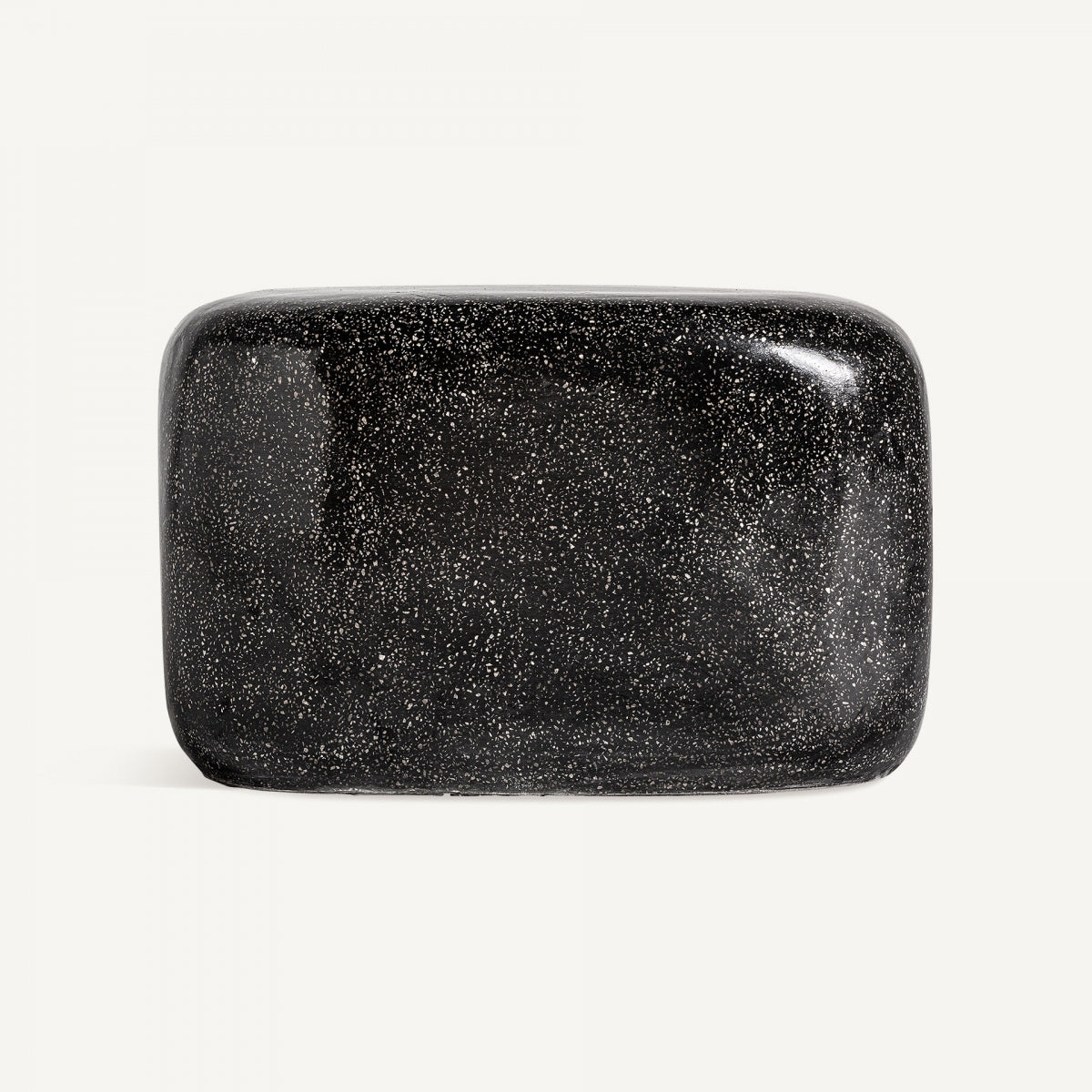 Vista frontal de mesa baja con diseño rectangular curvo y superficie negra lacada