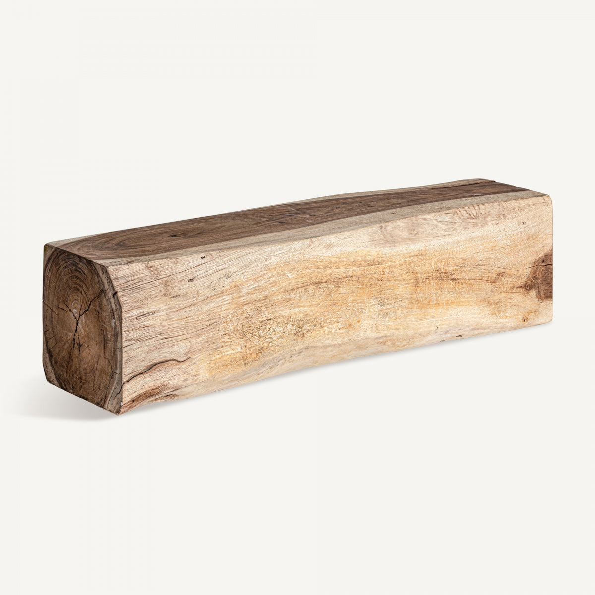 Banco rústico en madera natural con vista angular, ideal para interiores cálidos
