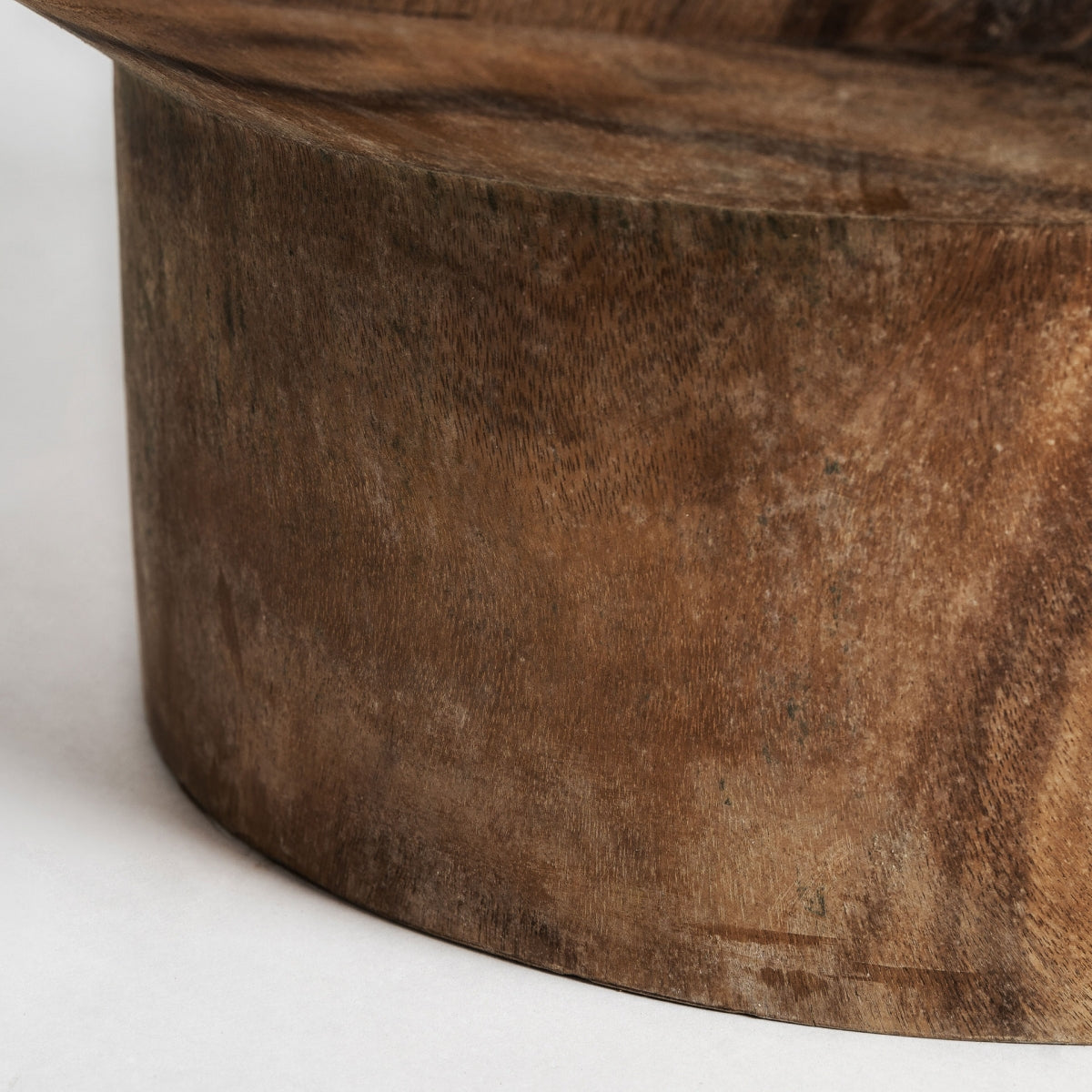 Base cilíndrica robusta en madera de mango, textura mate con tonalidades cálidas, diseño estable.