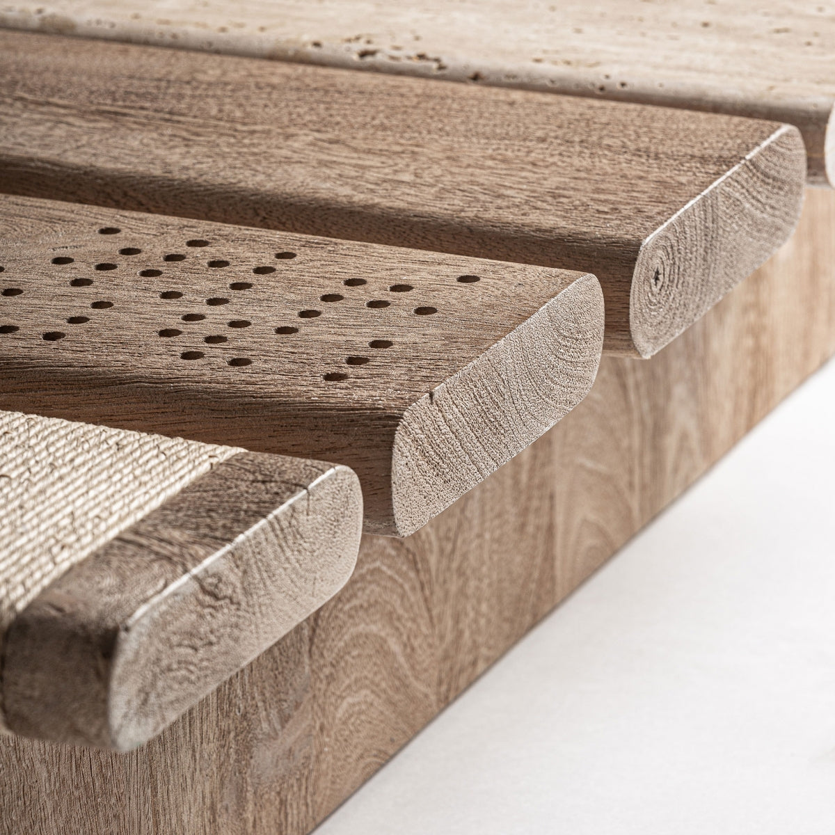 Detalle en primer plano de los listones de madera torneada con texturas artesanales y perforaciones geométricas, estilo único VICAL