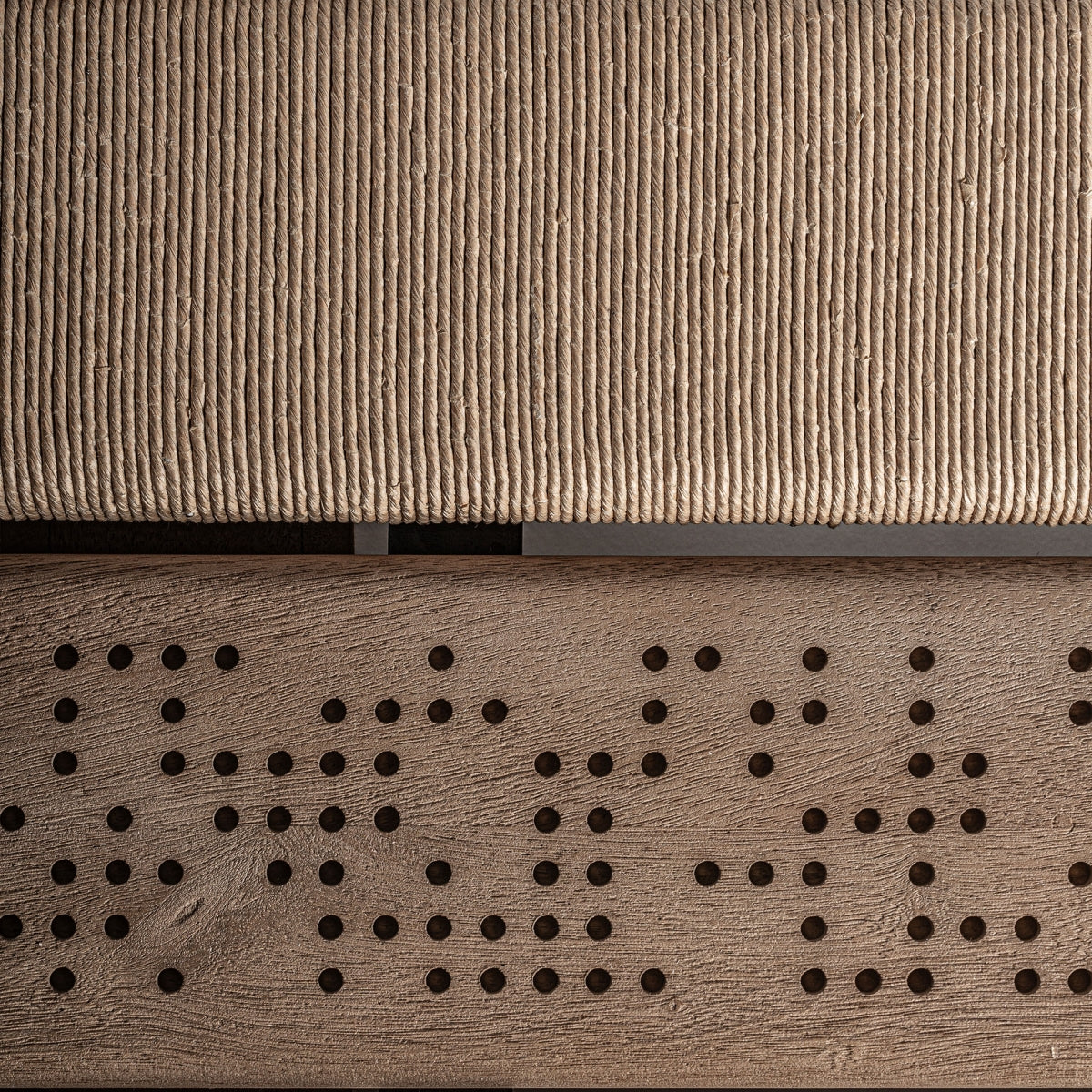 Detalle superior de mesa Jacquard con textura trenzada y patrones perforados sobre madera natural, diseño arquitectónico