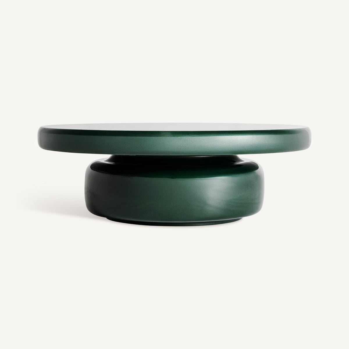Mesa de centro en color verde oscuro con diseño escultórico de volúmenes modernos