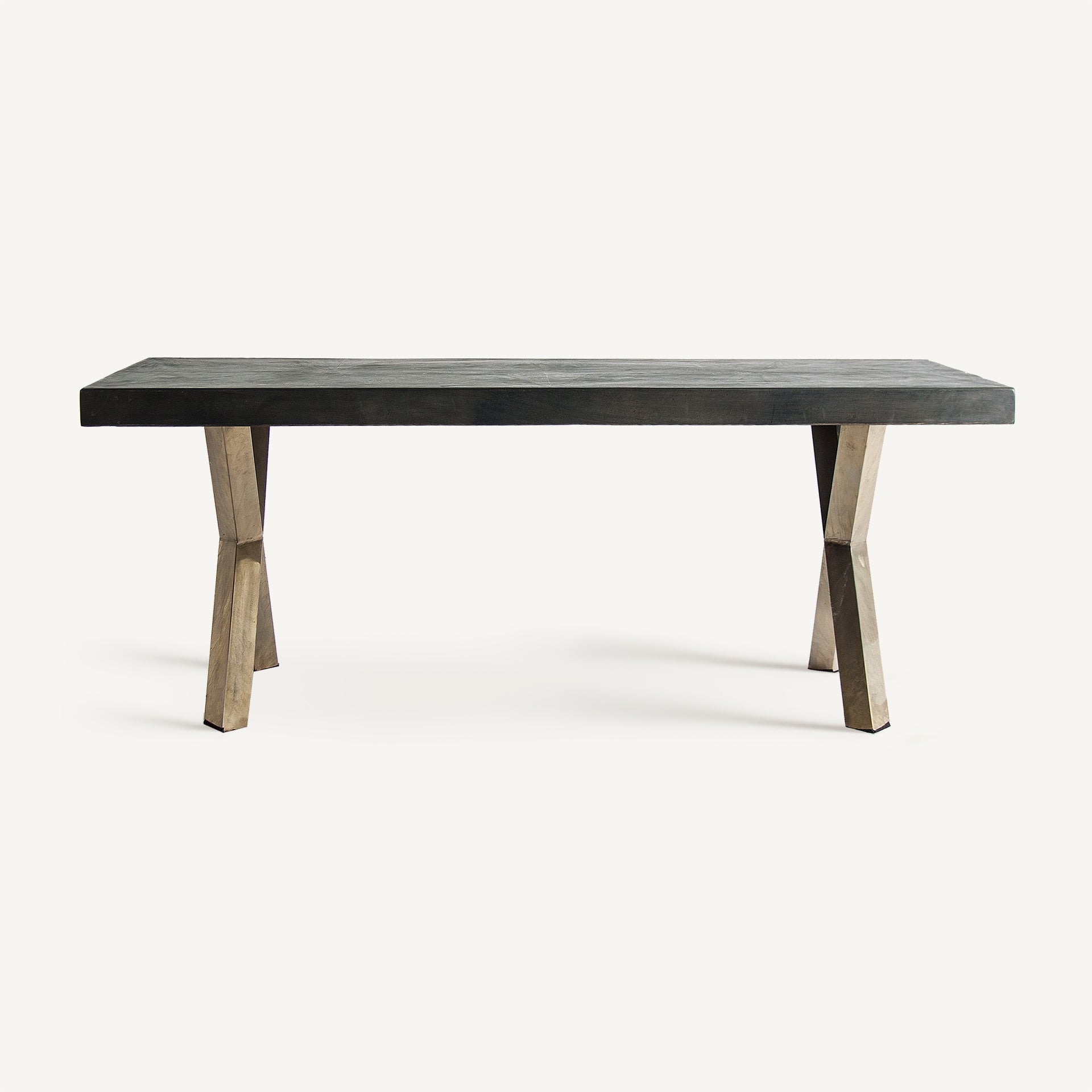Mesa comedor rectangular KAPIE con sobre en madera oscura y patas cruzadas metálicas – vista frontal