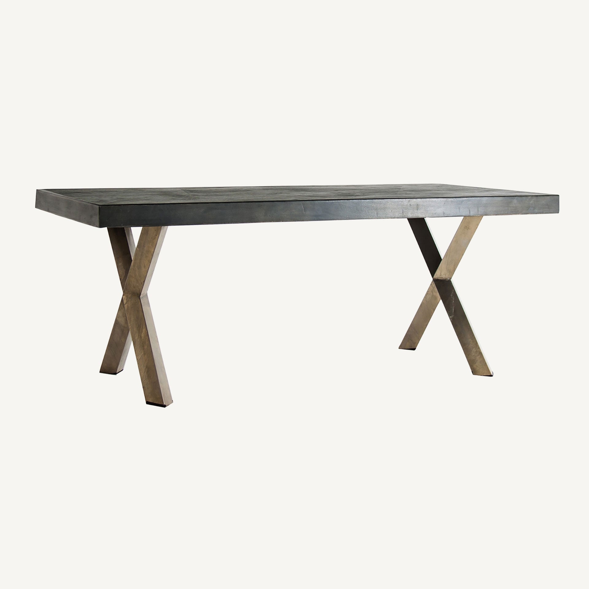 Mesa de comedor con tablero grueso negro y patas doradas cruzadas, estilo industrial elegante – vista en ángulo