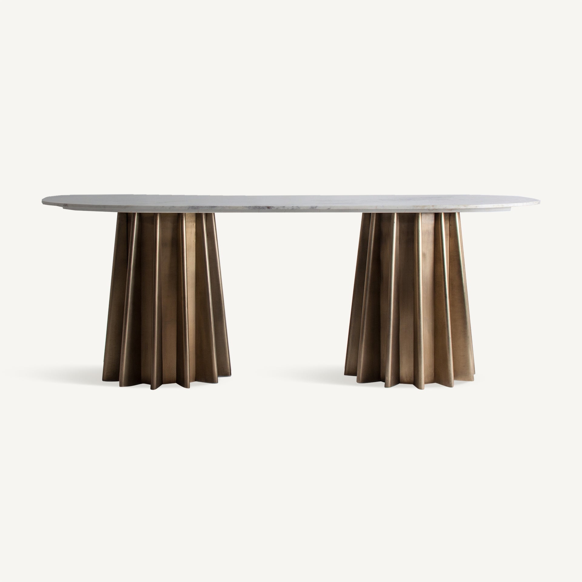Mesa comedor ovalada de mármol blanco con patas doradas plisadas, estilo art déco – vista frontal