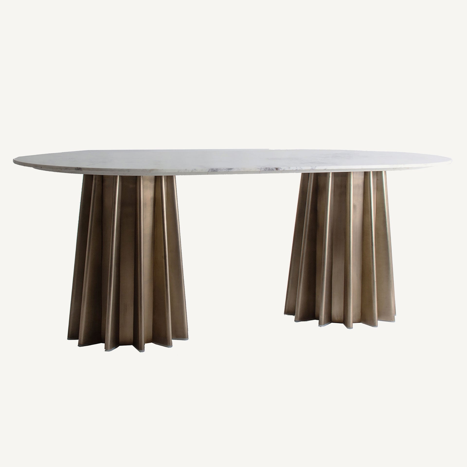Mesa de comedor de mármol y latón envejecido, diseño elegante contemporáneo – vista diagonal