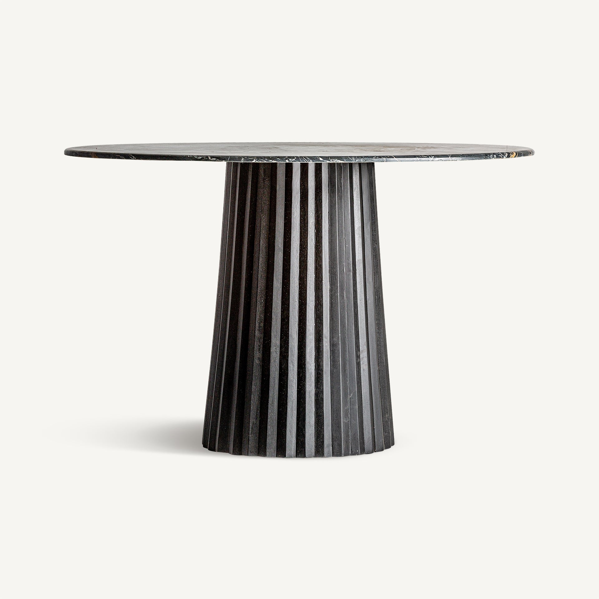 Detalle acanalado vertical en madera natural del aparador Plissé Wood, estilo contemporáneo