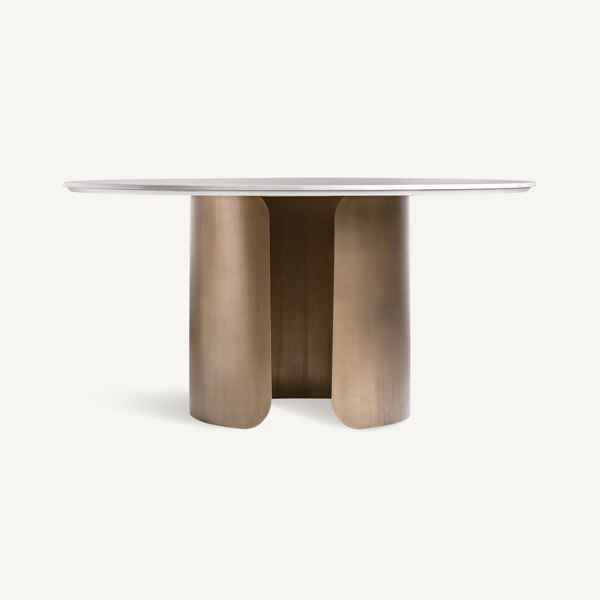 mesa redonda mármol blanco con base curva dorada vista frontal boutique_interiorismo-vical