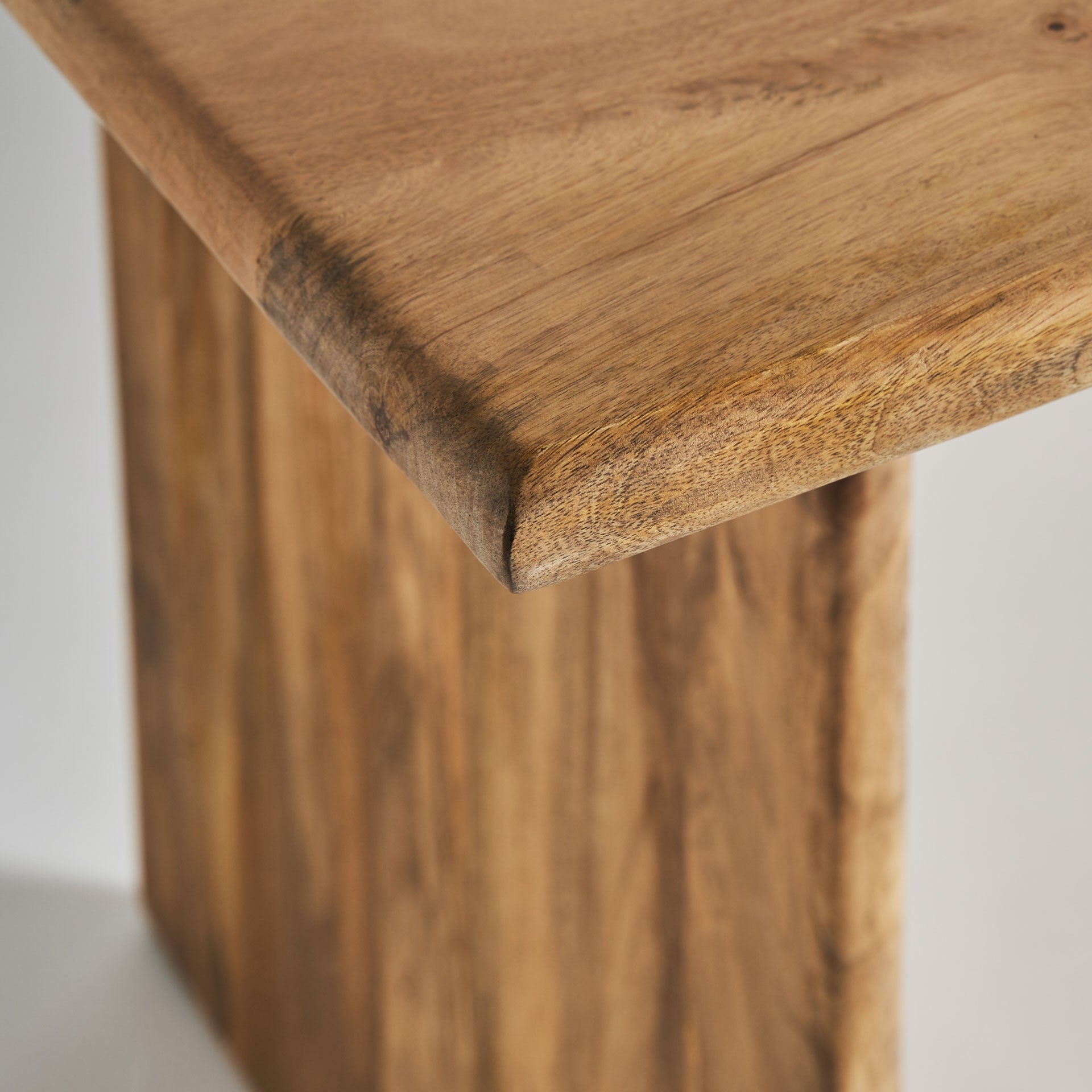 Ambiente decorativo con la mesa Buhl como centro del comedor, en estilo rústico contemporáneo.