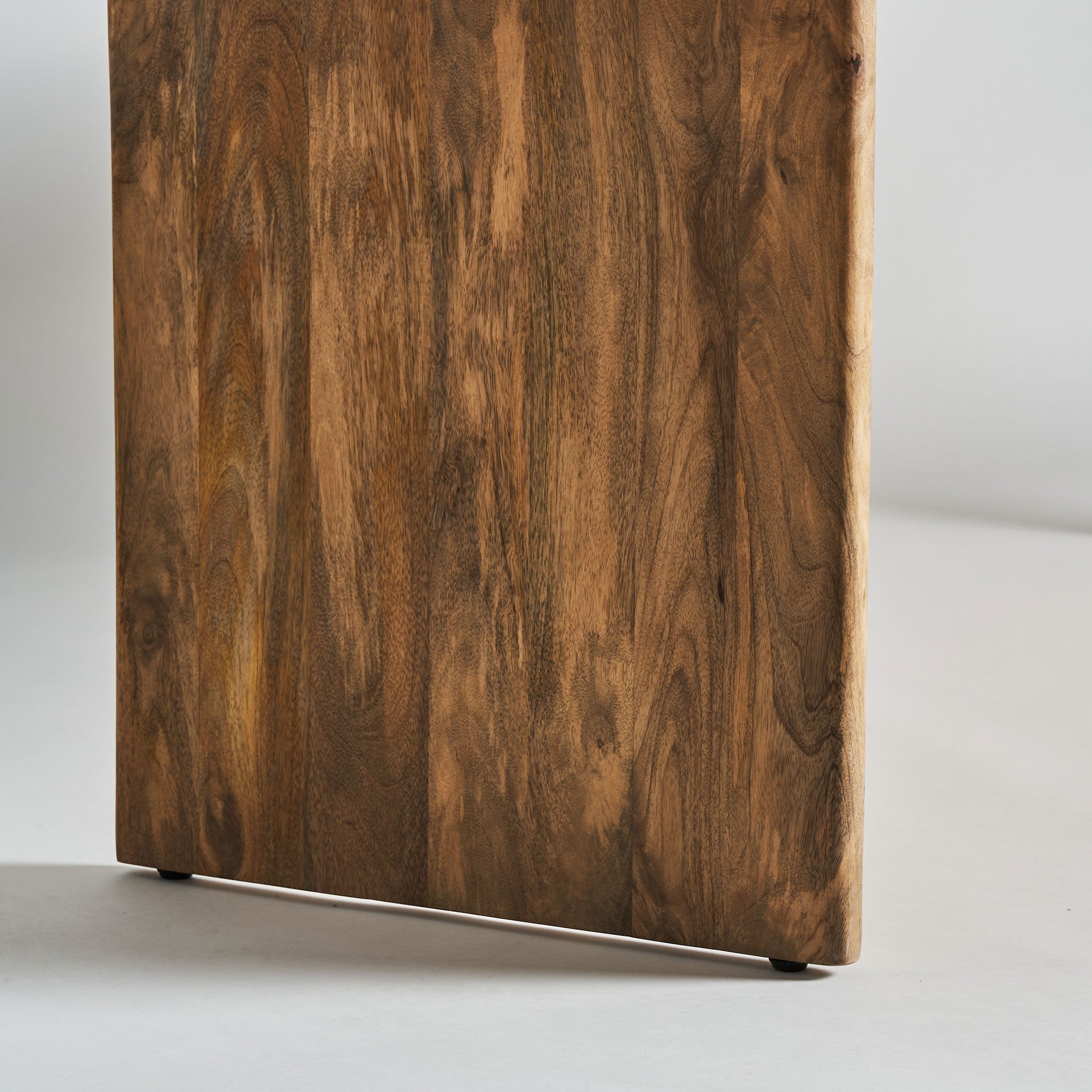 Plano detalle de la textura de la madera de mango en tono natural de la mesa Buhl.