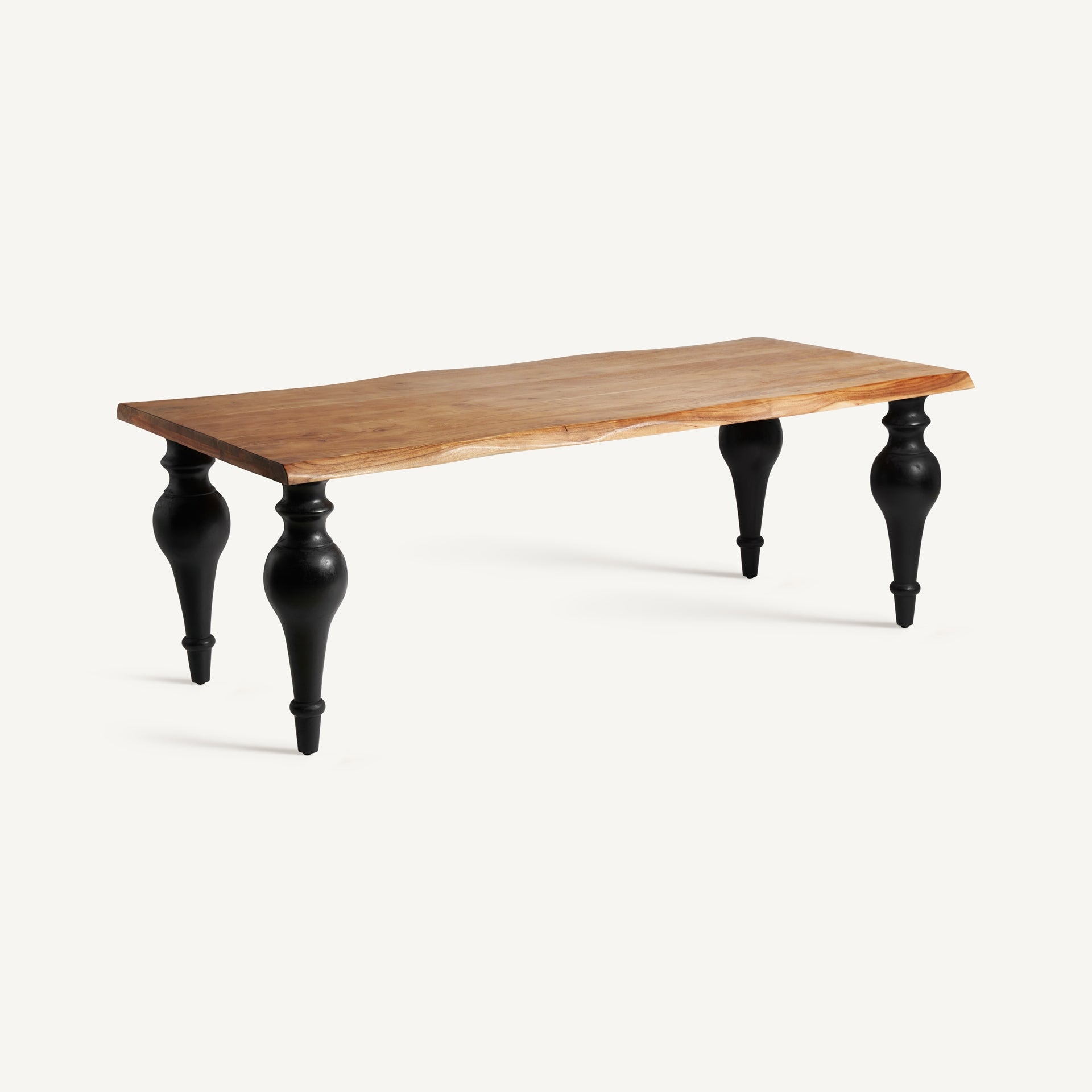 Aparador de diseño moderno con estructura en madera clara y detalles metálicos en negro