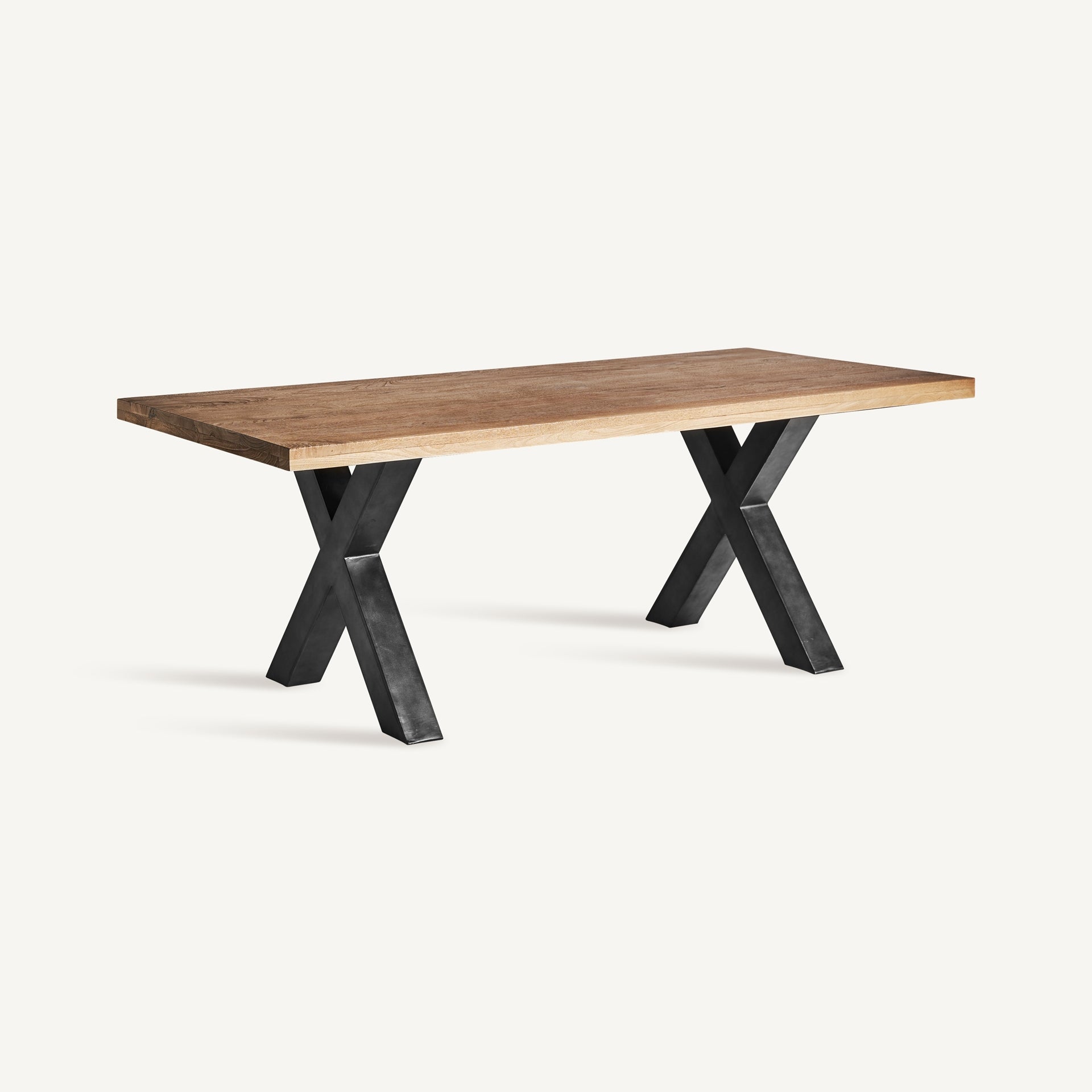 Perspectiva de mesa comedor Gard con tablero de madera natural y base de hierro negro en diseño robusto, VICAL boutique interiorismo