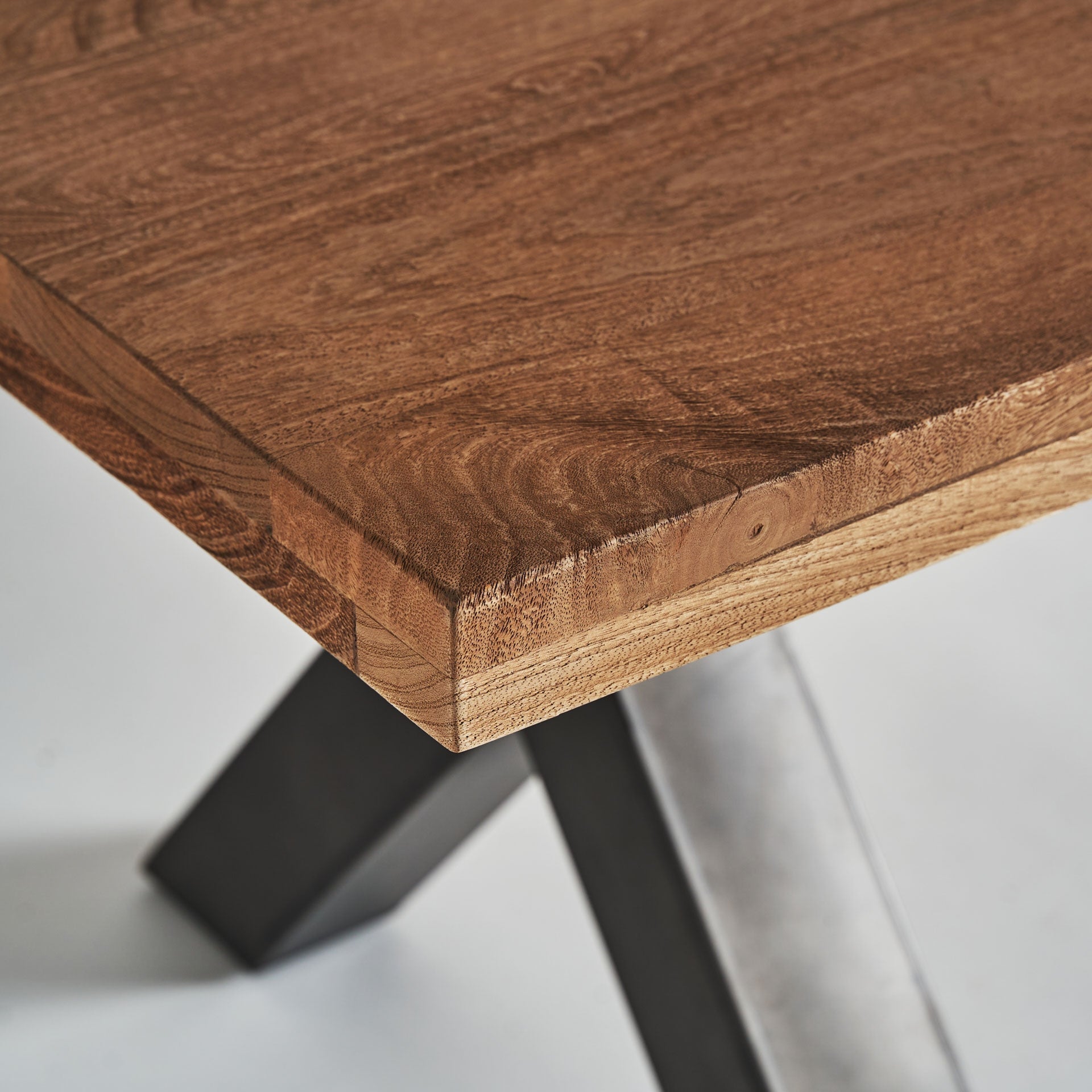 Detalle de la esquina del tablero de la mesa Gard en mango natural con textura artesanal, VICAL boutique interiorismo