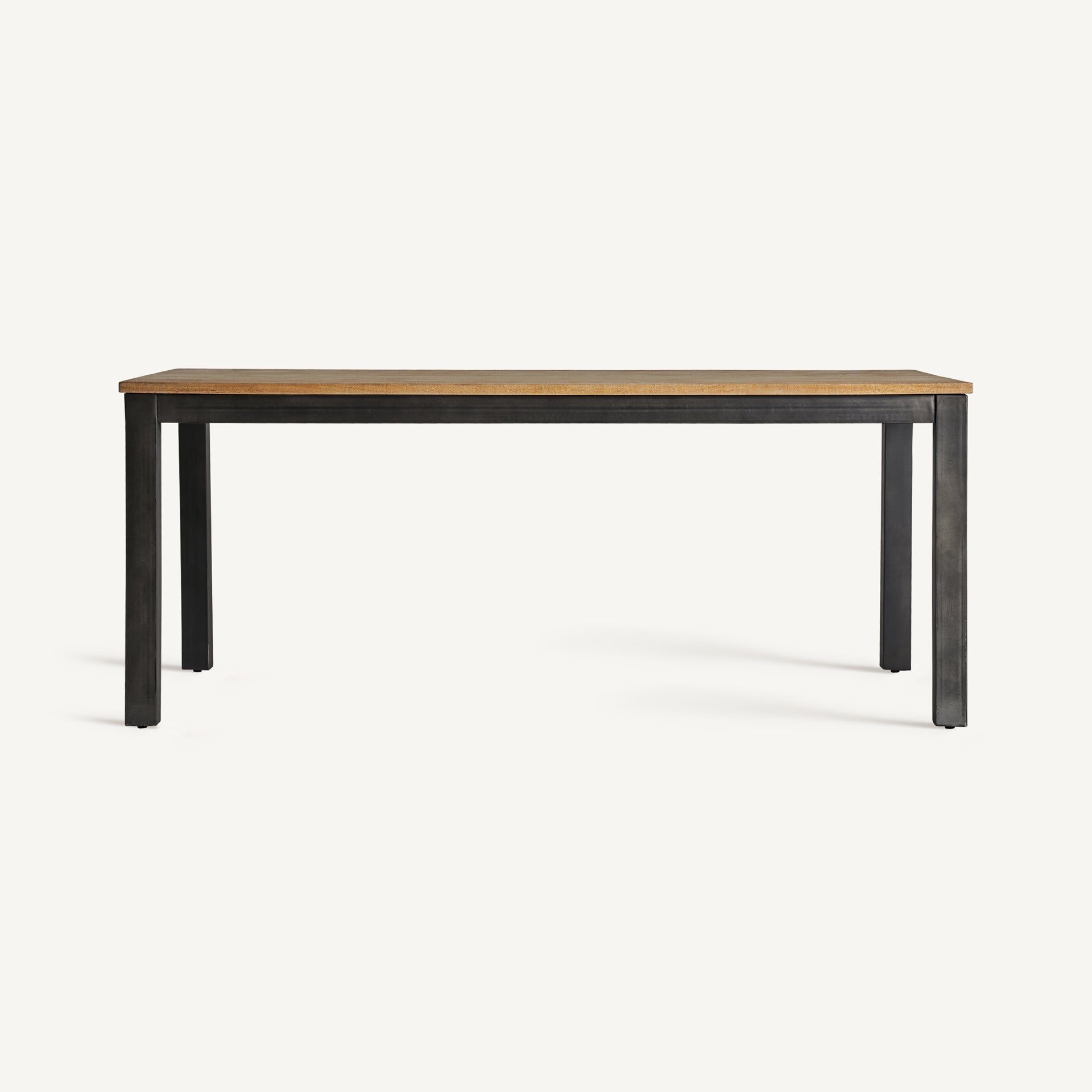 Vista frontal de la mesa comedor Courry con tablero de madera de mango y estructura de hierro negro en estilo industrial.
