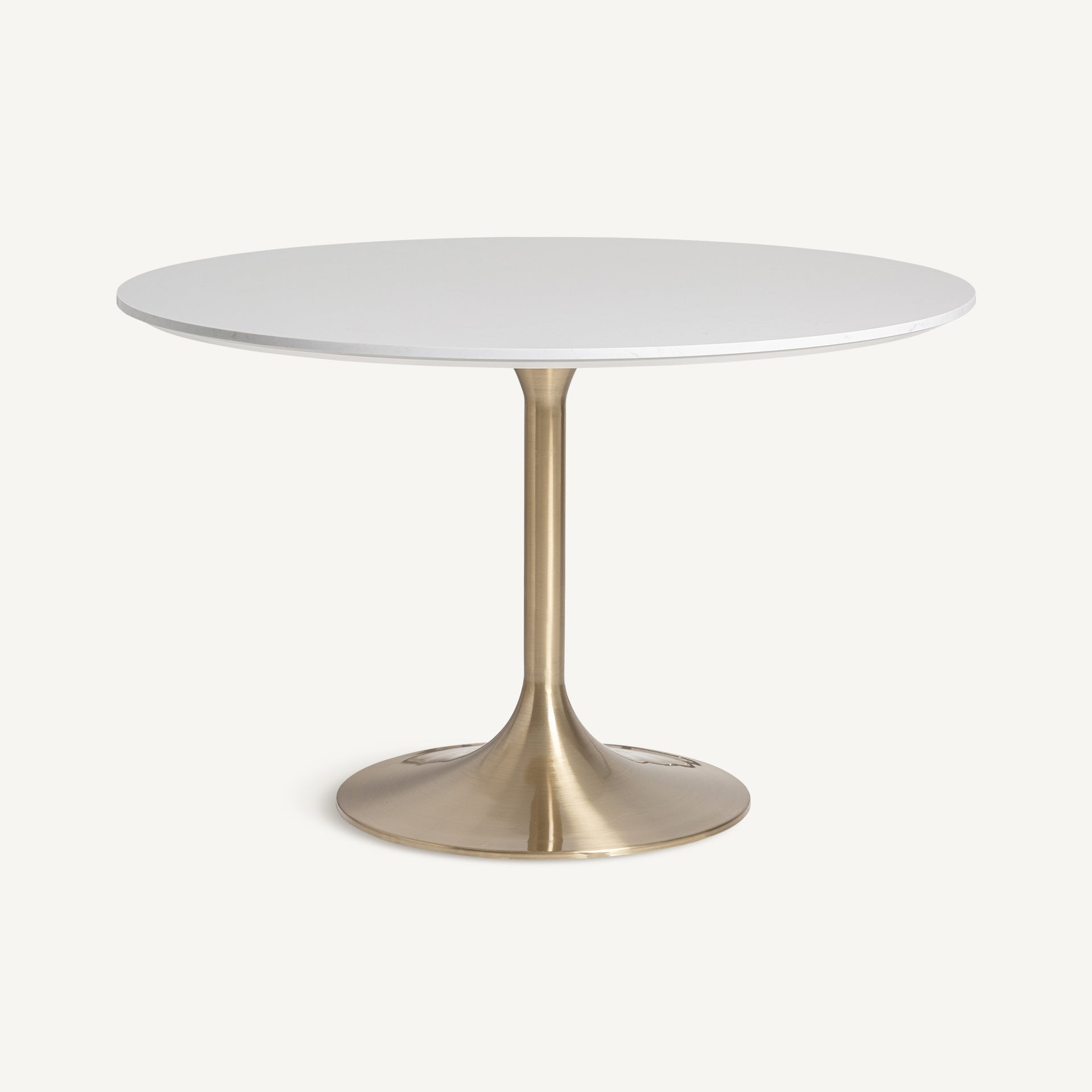 Mesa redonda de diseño con base metálica dorada y sobre blanco liso, ideal para comedores modernos