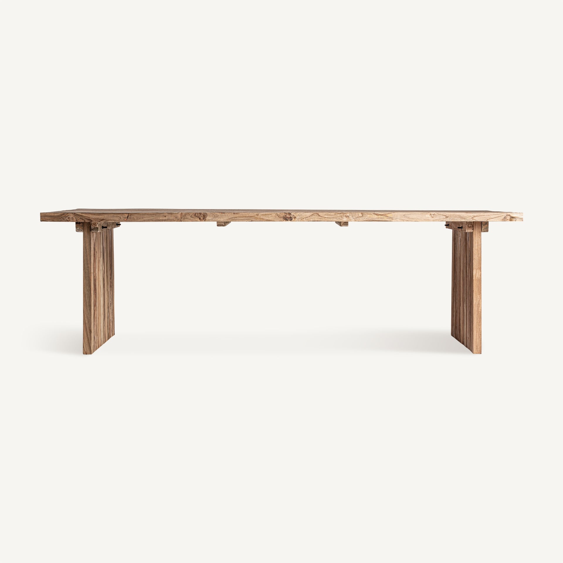 Mesa de comedor de madera de teca reciclada con diseño natural y robusto, estilo orgánico