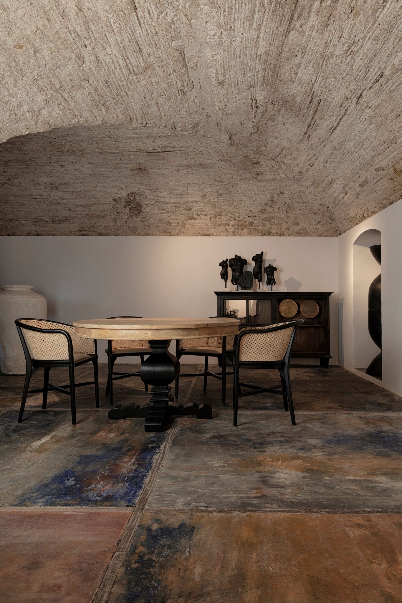 Mesa comedor Albo en ambiente decorativo con estilo contemporáneo, rodeada de sillas negras y materiales naturales.