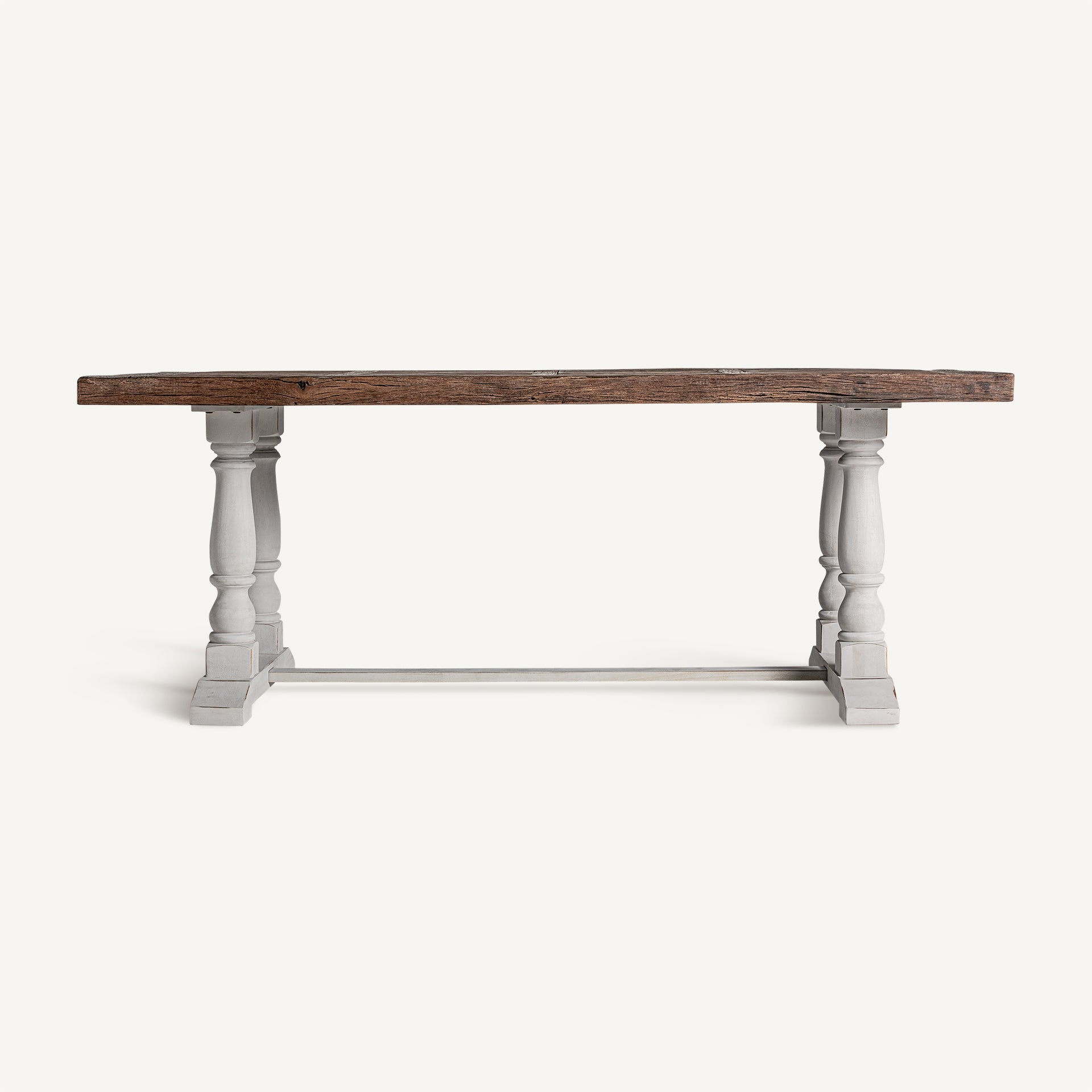 Vista frontal de la mesa comedor Cirella con base blanca torneada y tapa de madera reciclada en tono natural.
