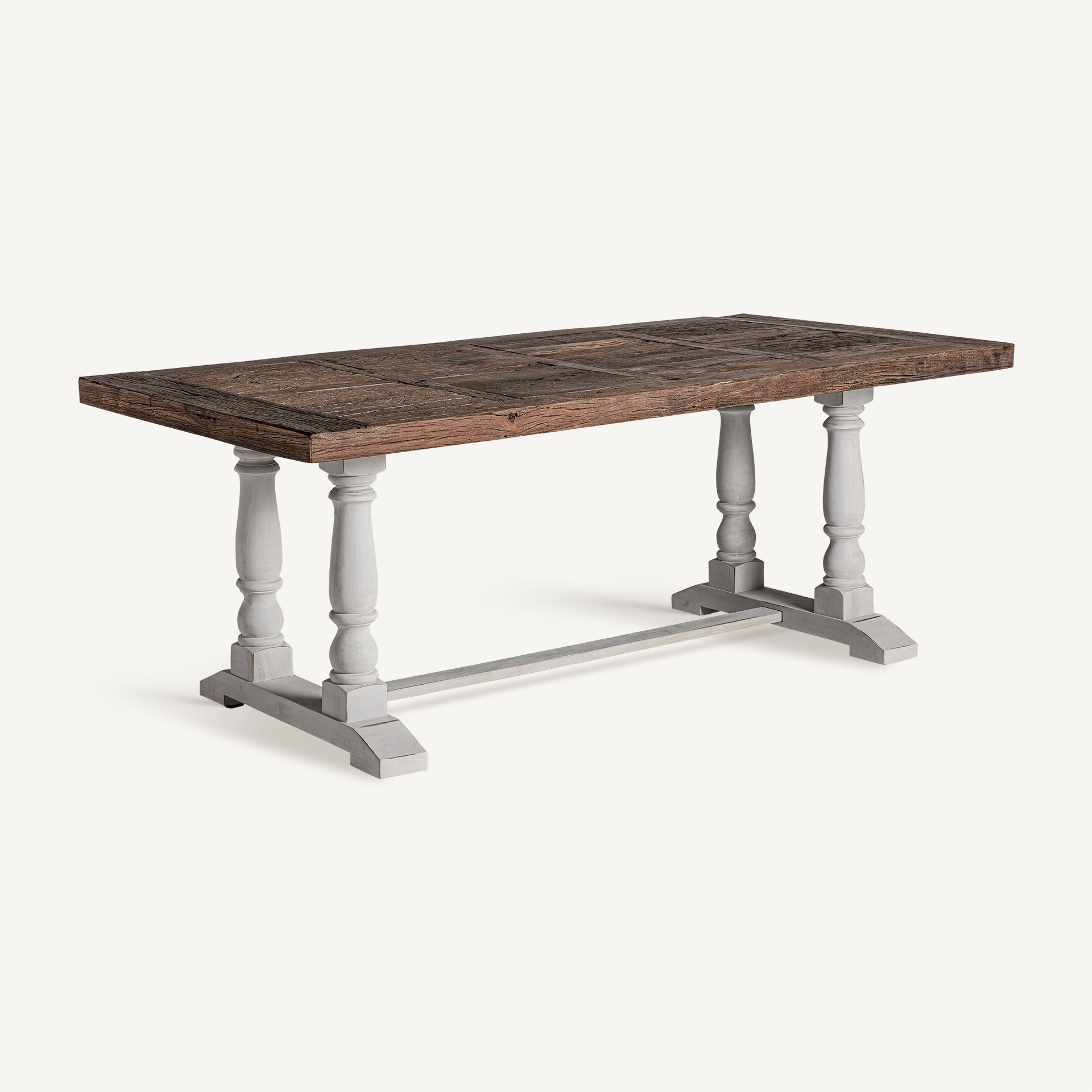 Mesa comedor rectangular Cirella con tapa de madera natural y patas blancas de diseño rústico.