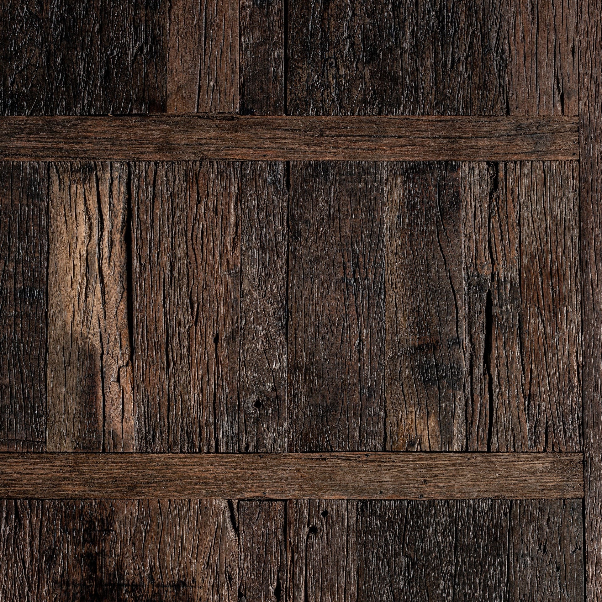 Detalle de la superficie de tablones con acabado natural de la mesa comedor Cirella.