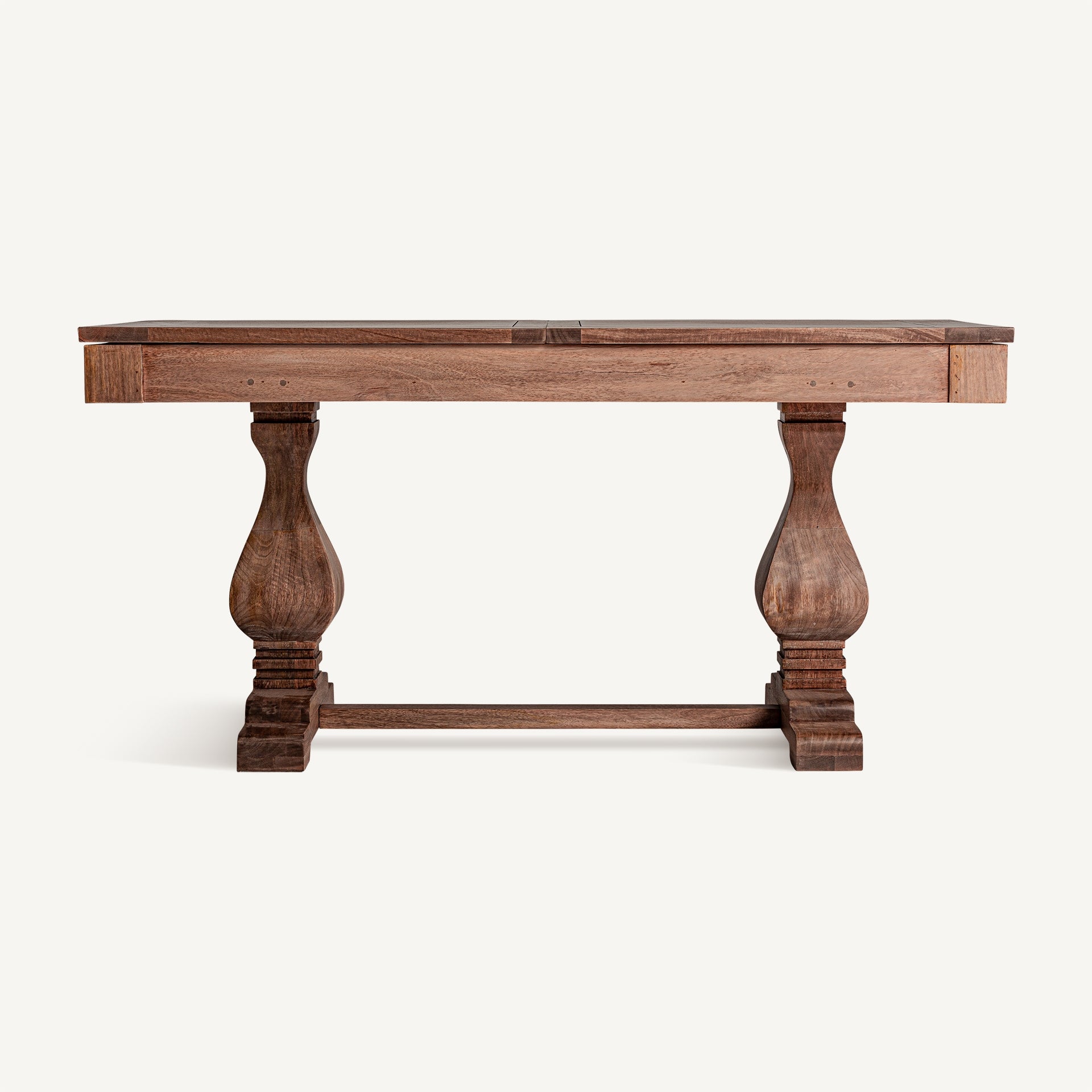 Vista frontal de la mesa de comedor Brandet con patas torneadas y madera de mango marrón, estilo clásico elegante