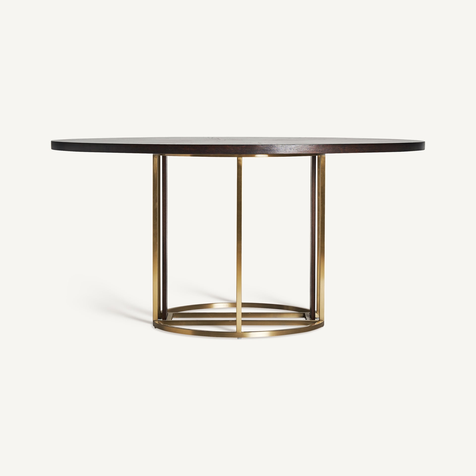 Mesa redonda LEIRA con sobre de madera oscura y base circular en latón dorado – vista frontal