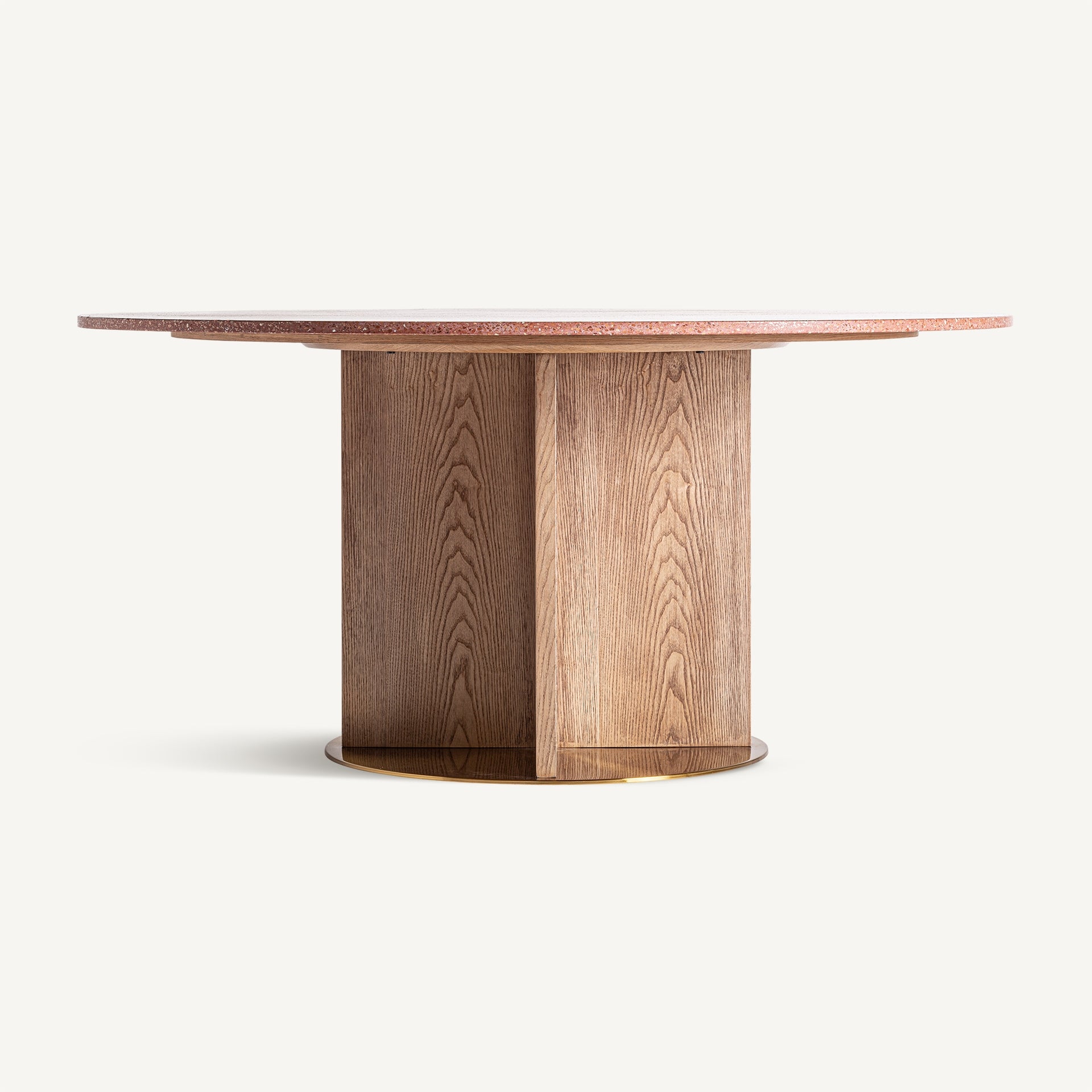 Vista frontal de la mesa comedor Alferce con tablero de terrazo rojo y base estructural de madera con detalle dorado.