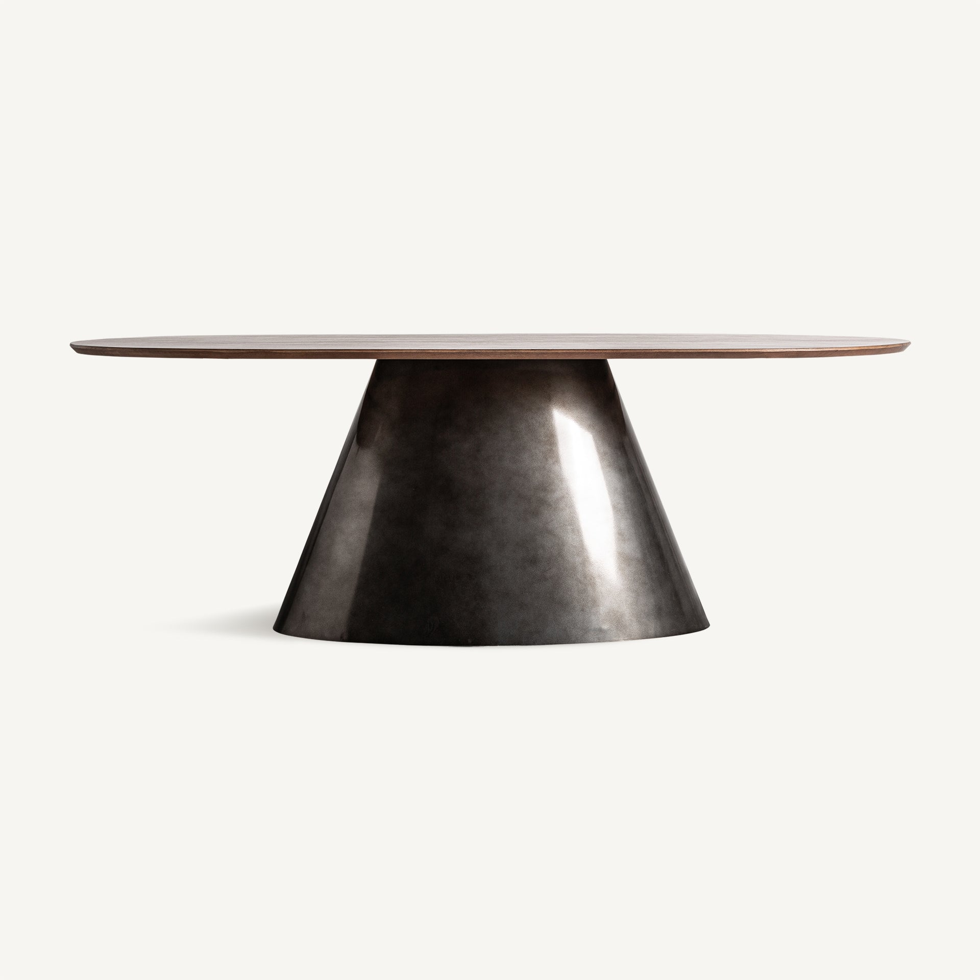 Aparador WARHEM frontal de madera marrón oscuro con puertas acanaladas y patas metálicas negras estilo industrial boutique interiorismo VICAL