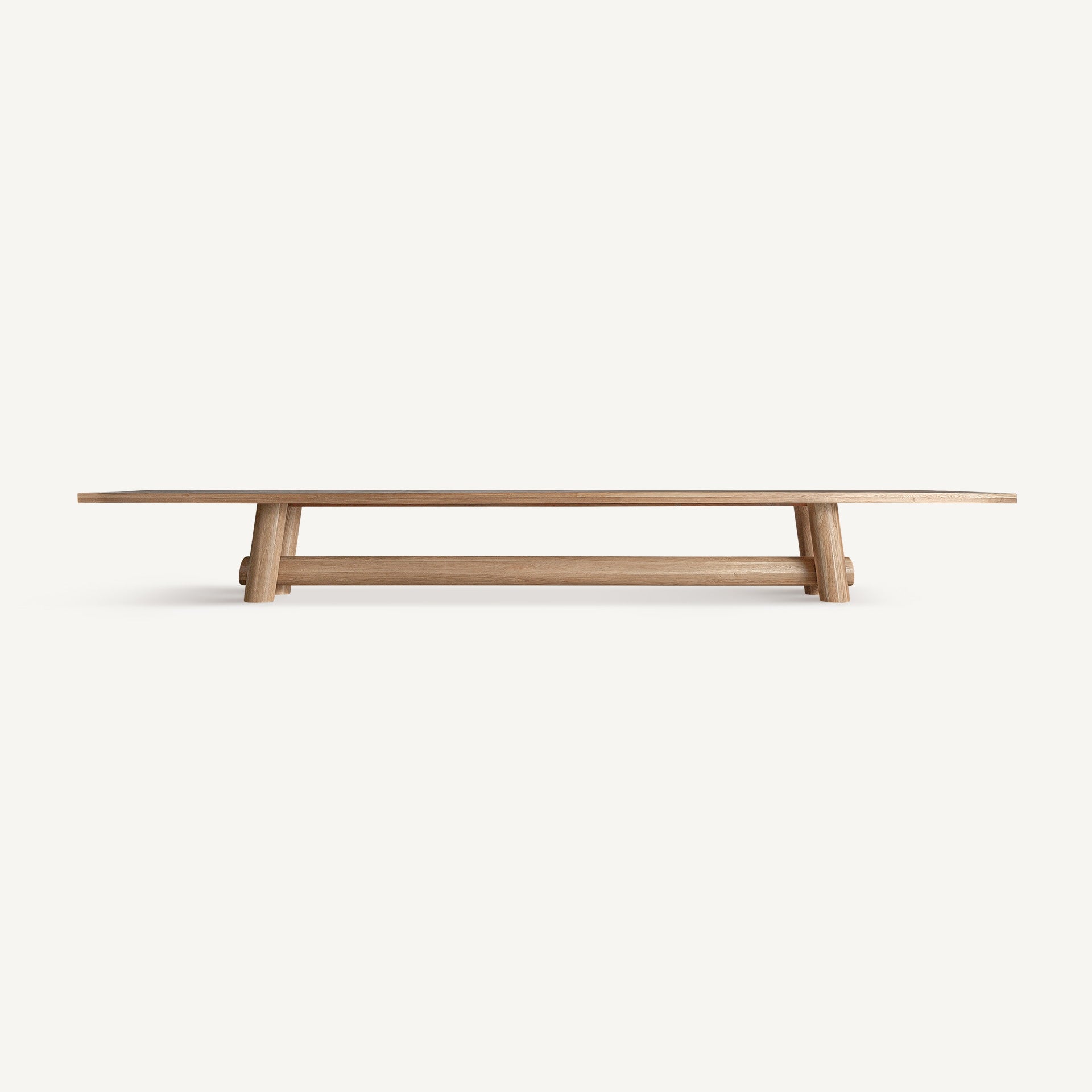 Mesa de comedor SULLY en porcelánico blanco con patas doradas de metal, estilo glam. Imagen 1 para interiorismo boutique de VICAL.