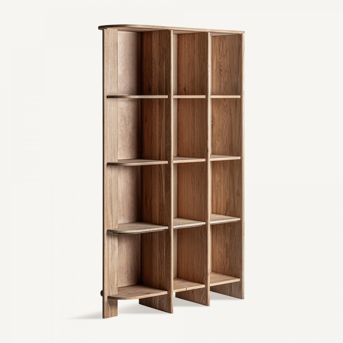 Vista en ángulo de estantería modular en madera de roble, diseño arquitectónico cálido y elegante